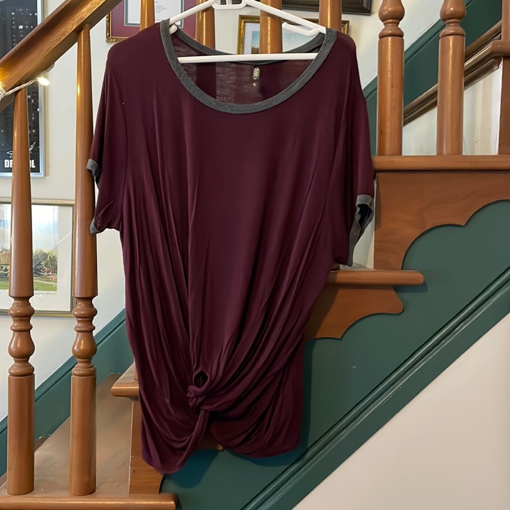 Maroon lightweight, short sleeve blouse with rouched knot at the bottom. Size 3X